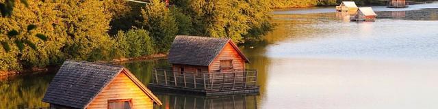 Hébergement insolite cabanes sur l'eau au Domaine de la Dombes