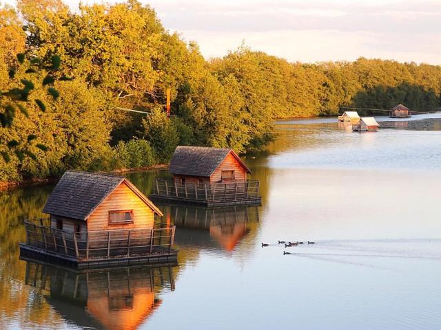 Hébergement insolite cabanes sur l'eau au Domaine de la Dombes