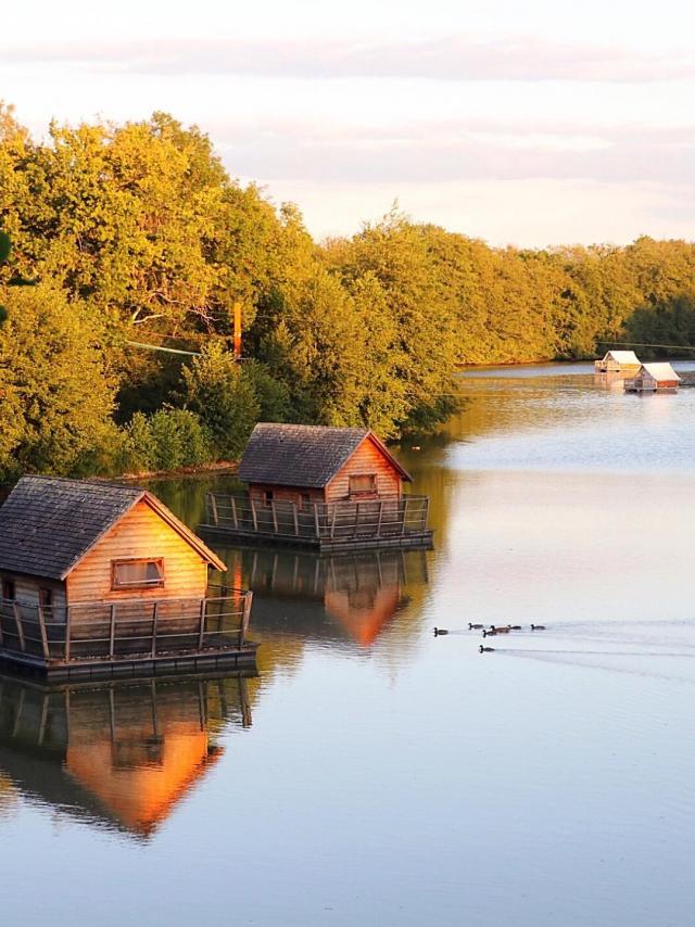 Hébergement insolite cabanes sur l'eau au Domaine de la Dombes