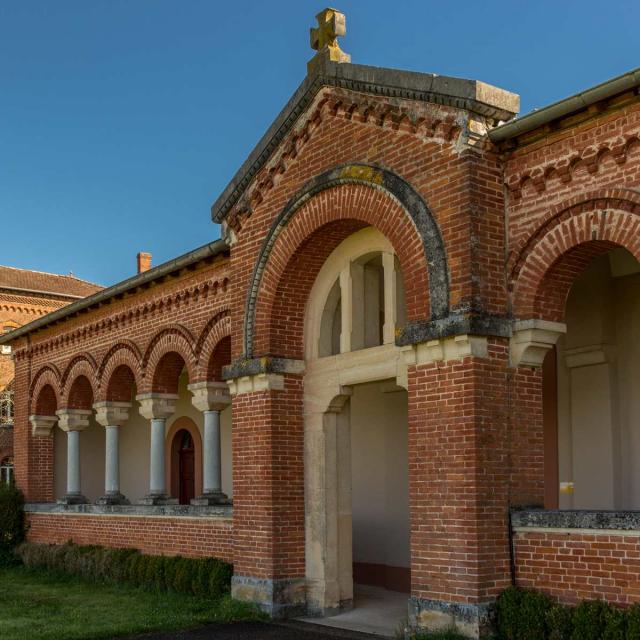 Entrée de l'Abbaye Notre Dames des Dombes au Plantay