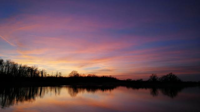 Coucher de soleil sur un étang à Bouligneux