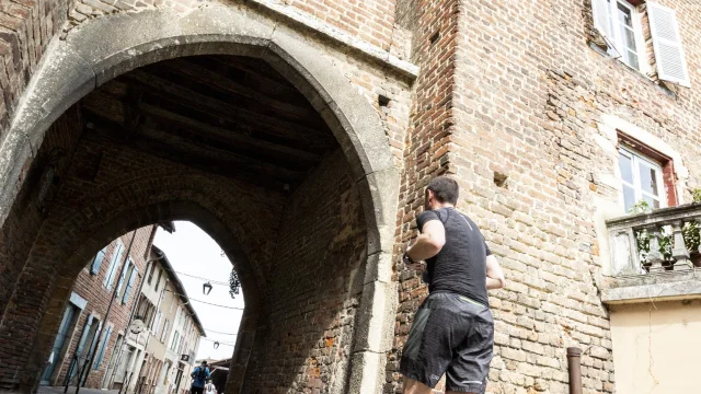 Semi Marathon Bresse Dombes en 2019 sous la Porte de Villars à Chatillon sur Chalaronne