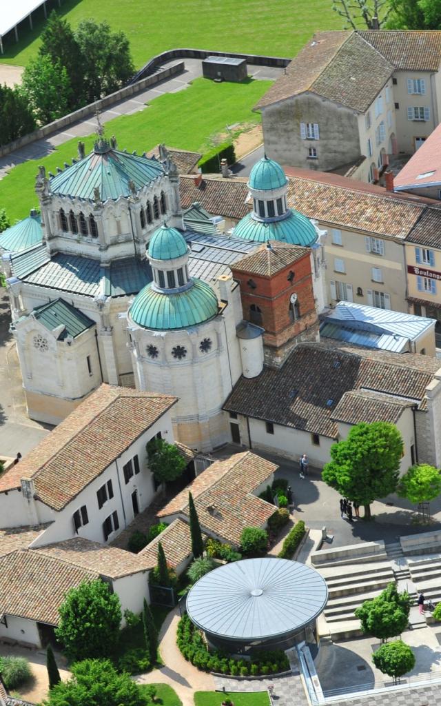 Vue aérienne de la Basilique Saint Sixte d'Ars sur Formans