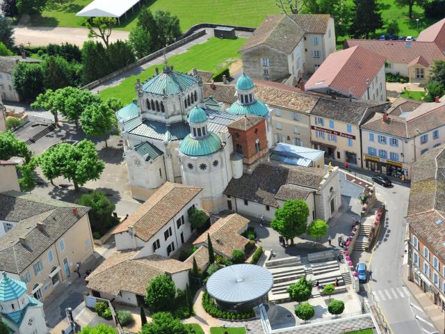 Vue aérienne de la Basilique Saint Sixte d'Ars sur Formans