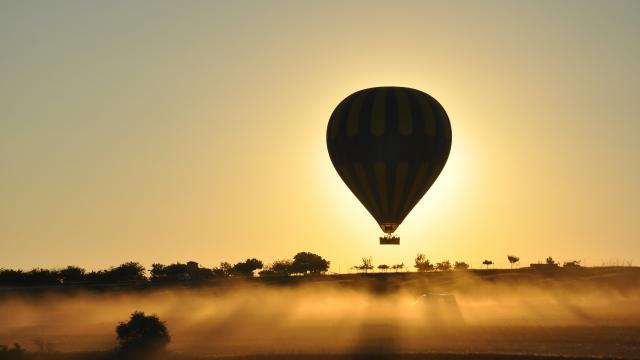 Vol en montgolfière au coucher du soleil