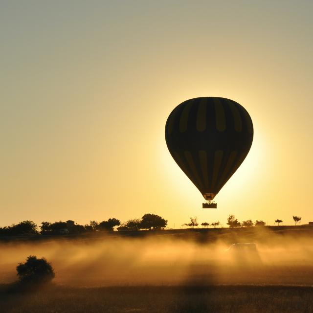 Vol en montgolfière au coucher du soleil