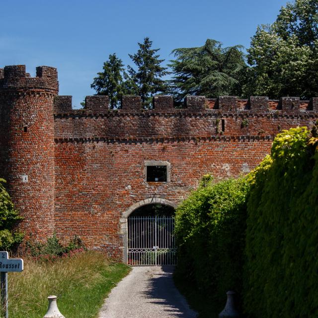 Château de Grammont en briques rouges